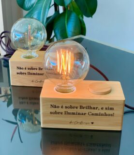 Candeeiro Vintage Personalizado!

Com intensidade de luz regulável. 
Gravação a laser com frases, nomes, logotipos…

www.ideiascomjeito.com