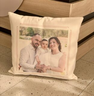 Muitos de nós utilizamos, nas camas, nos sofás… almofadas como um elemento decorativo!

Que melhor elemento decorativo, que a fotografia da própria família, de alguém que nos é querido, alguma frase que nos faça sentido na vida, entre muitas outras opções. 

Agora fazemos Almofadas Personalizadas!