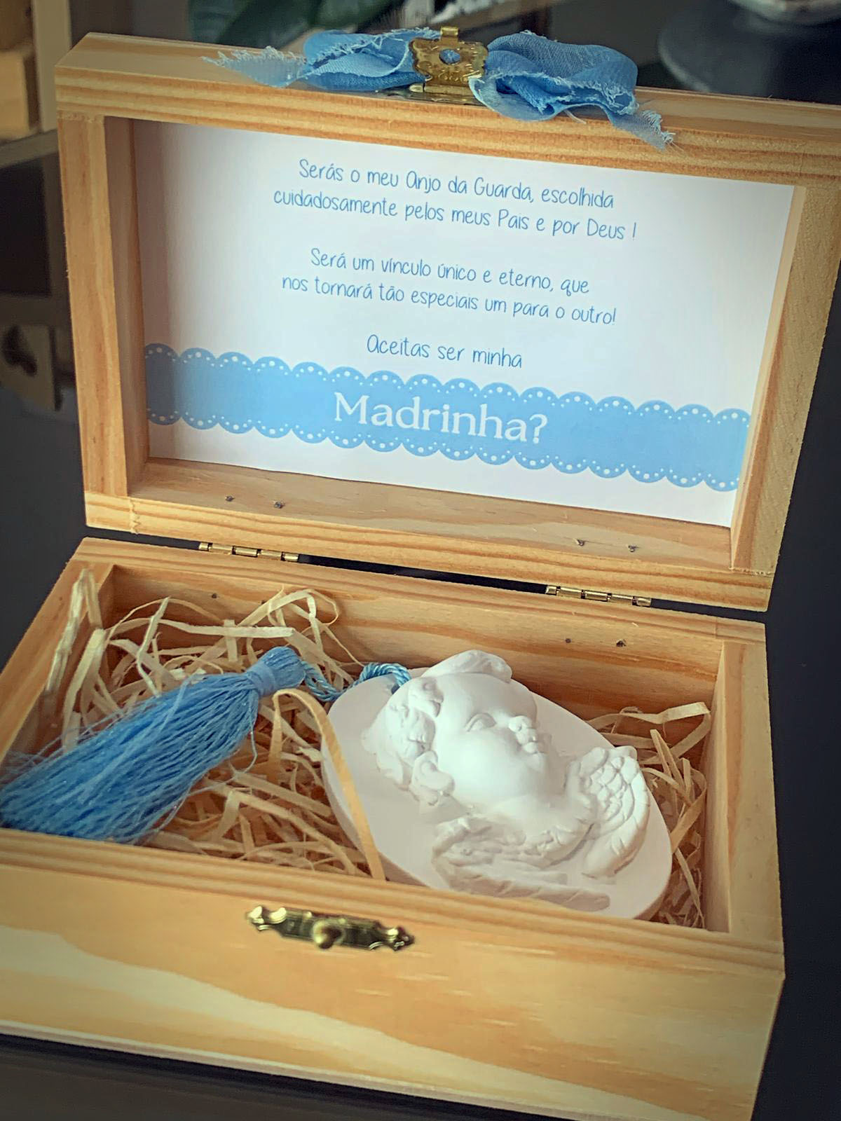 Anjinho com Caixa de Madeira