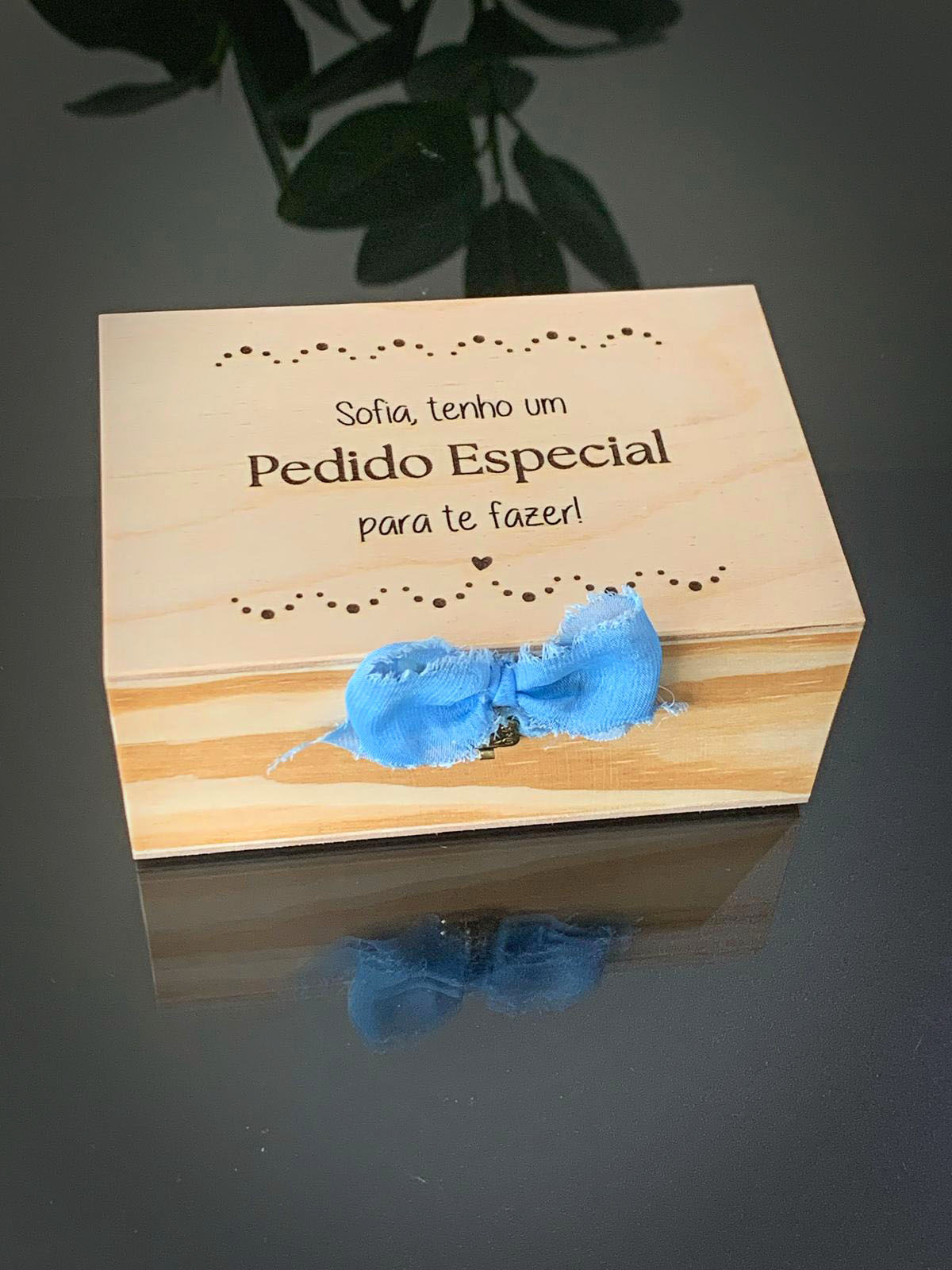 Anjinho com Caixa de Madeira